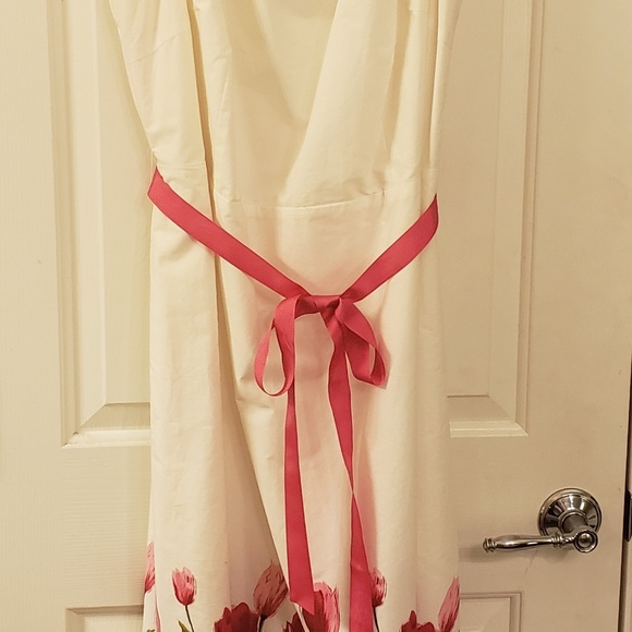 Lovely Dress White with Tulips on bottom Size 22 - Picture 6 of 7